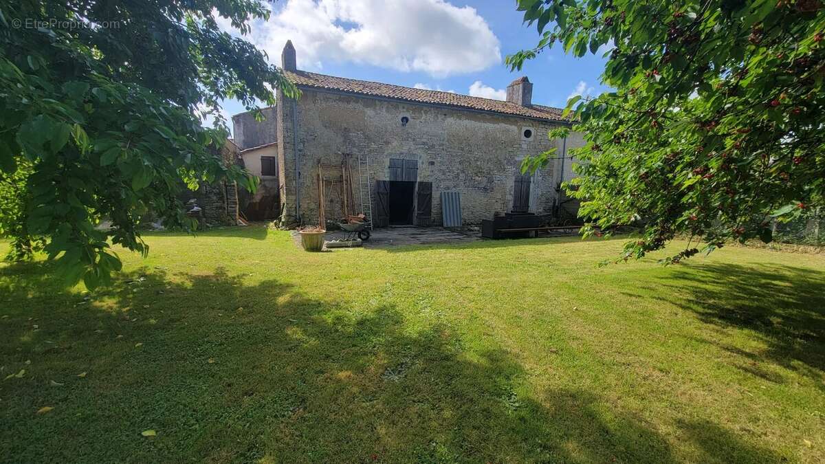 Maison à COURCOME