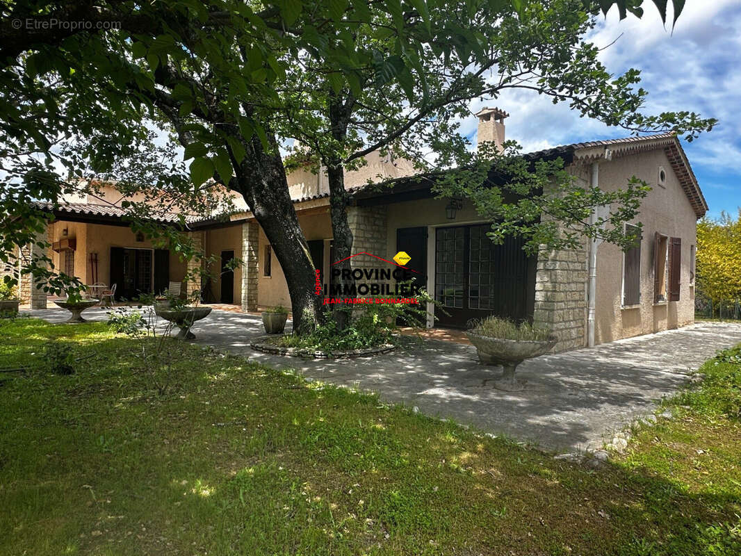 Maison 650 m² à Valreas  - photo 2
