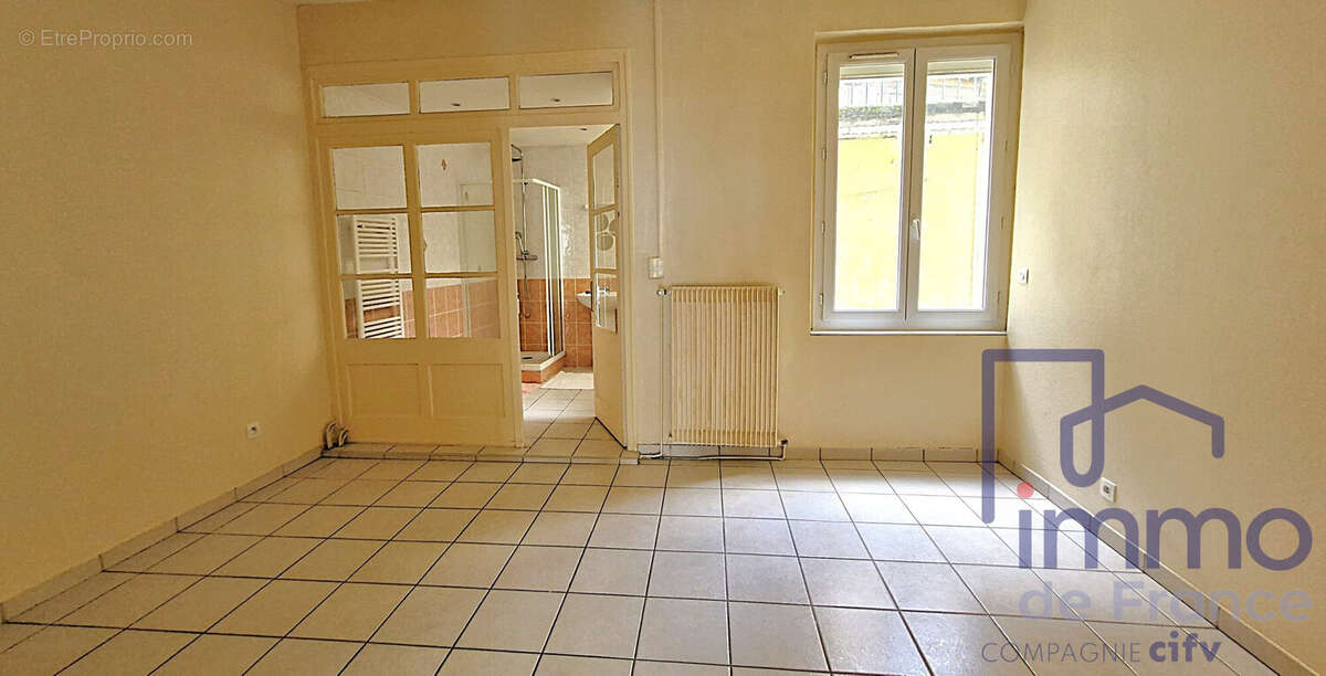 la chambre avec acces salle d eau - Appartement à SAINT-ETIENNE