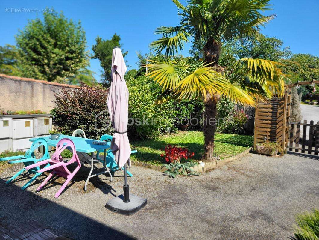 A saisir Ensemble immobilier de rapport avec terrain de 16300 m² - photo 2