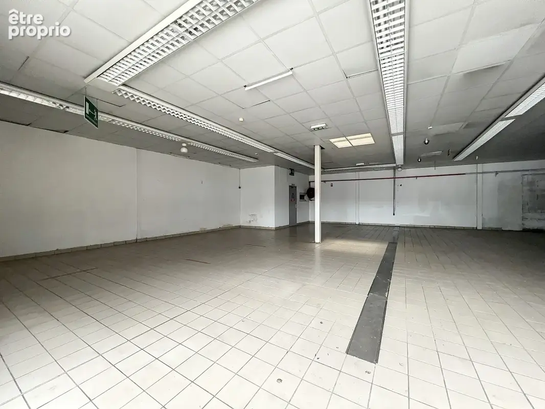 Roquebrune sur Argens En zone artisanale et commerciale, avec double visibilié, 1424 m2 sur deux niveaux : - photo 15