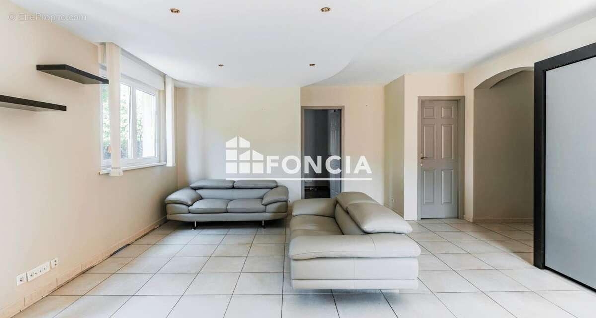 Rez-de-chaussée lumineux avec extérieur, cave et garage privatif - photo 5