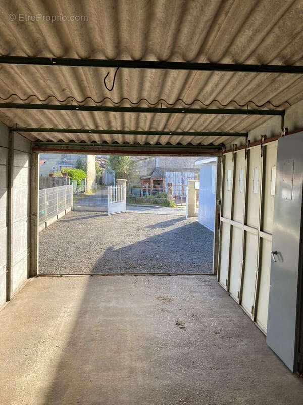 Parking à ARVEYRES