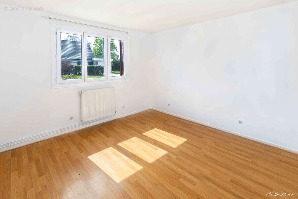 Maison à LE MESNIL-SAINT-DENIS