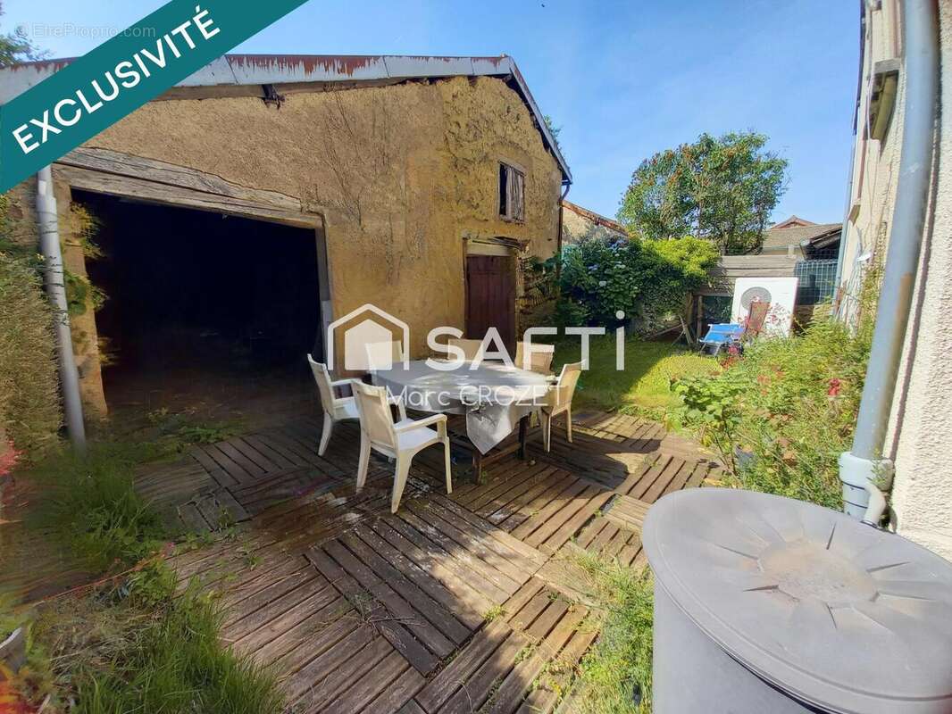 Maison 130 m² à Saint-Bonnet-Des-Bruyeres  - photo 3