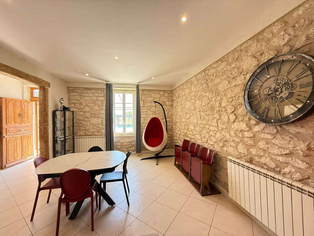 ARLES : Magnifique mas en pierre rénové de 185 m² avec dépendances, piscine et prestations haut de gamme - photo 2