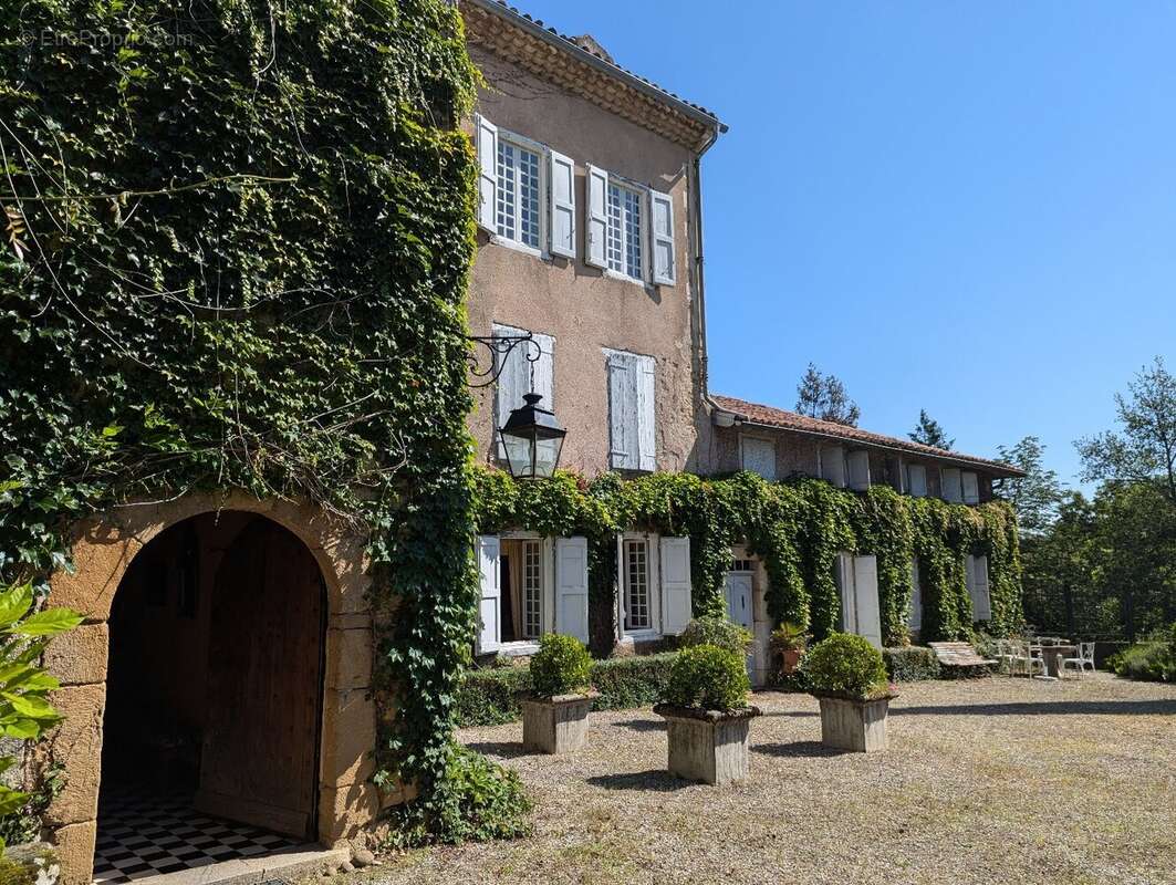 Manoir du XVIIe siècle sur 14500 m² de terrain - photo 3