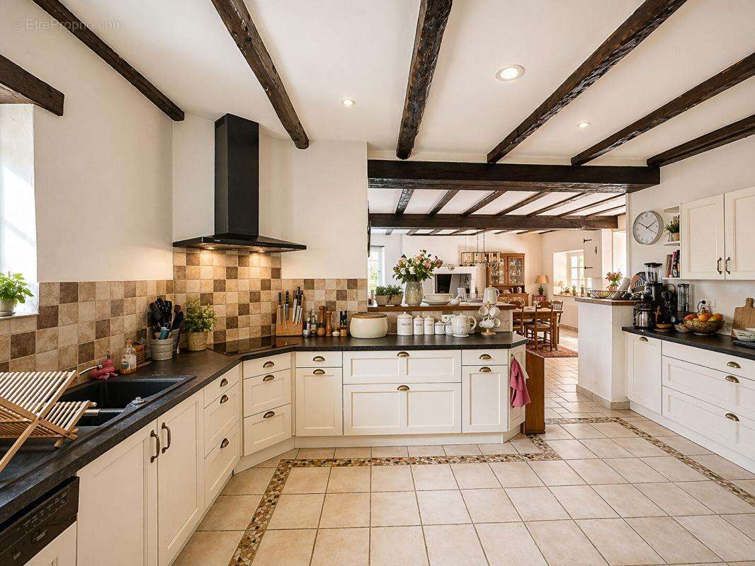 A vendre, superbe propriété en pierre de 245 m² habitable située à BUSSAC 24350 - photo 6