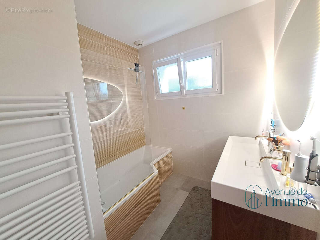 Salle de bain - Maison à SAINT-JEAN-DE-LINIERES