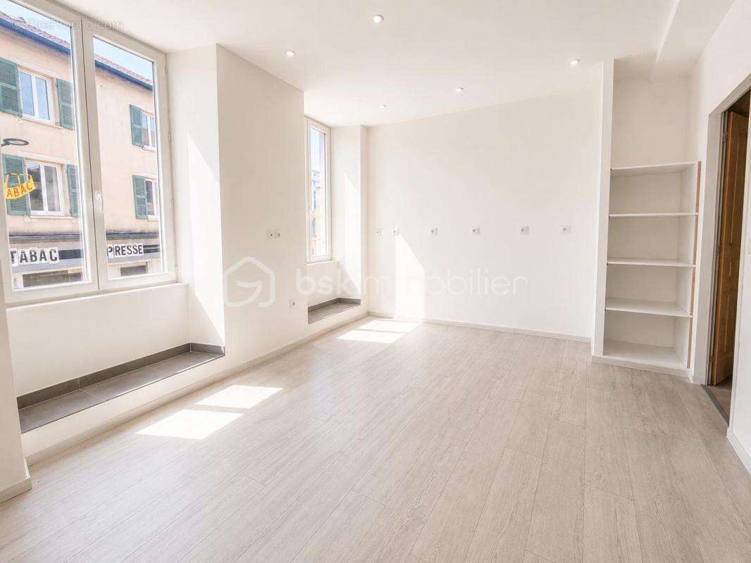 Maison de village avec local commercial – 97 m² – Vinay (38470) - photo 4