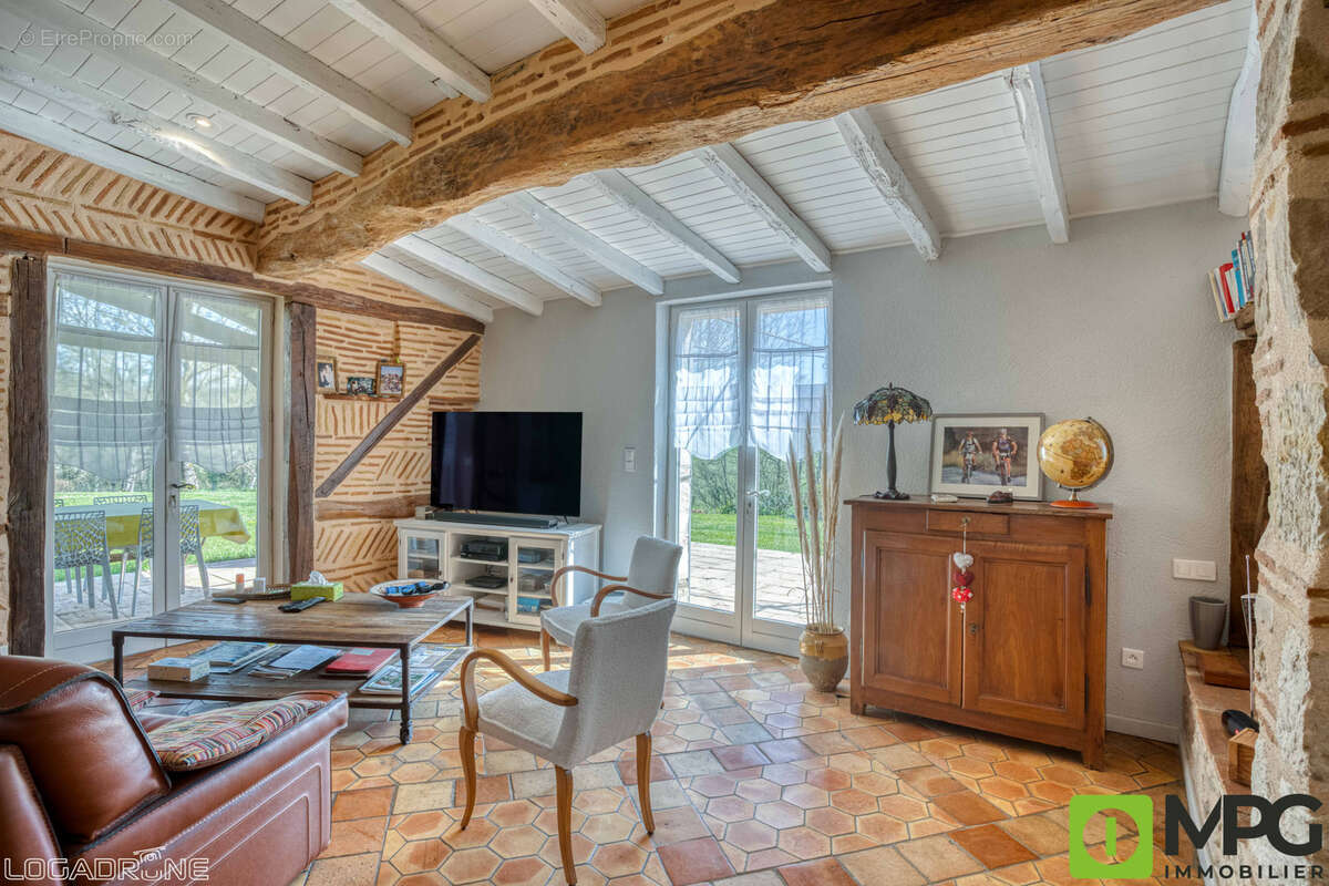 Proche CASSENEUIL à 15 minutes de VILLENEUVE SUR LOT, maison en pierres sur terrain de 2462 m2. - photo 10