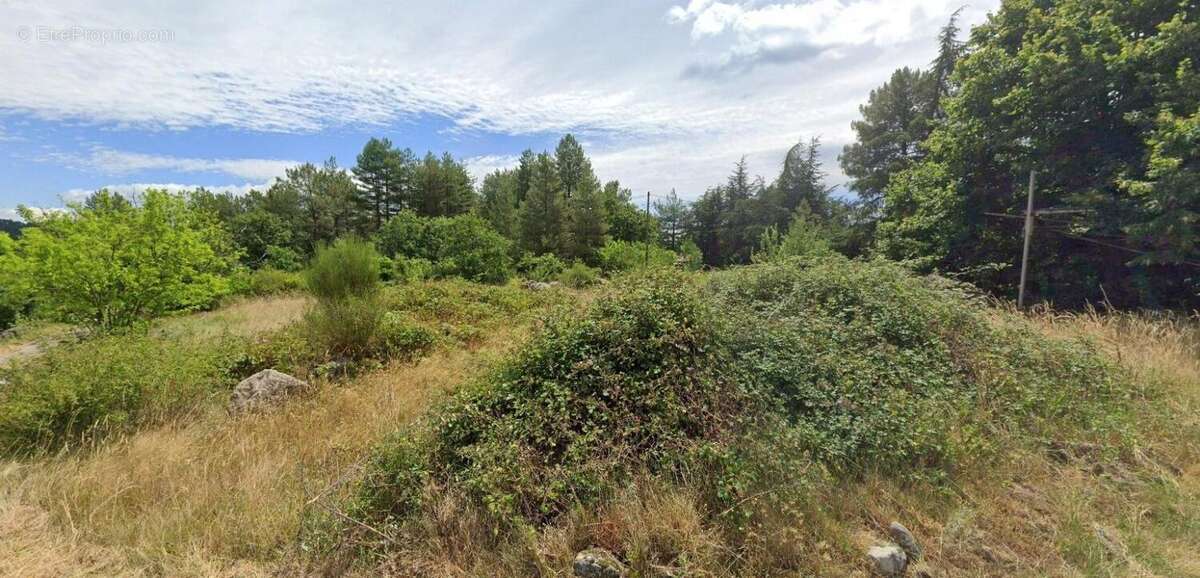 Terrain à SAINT-PIERRE-SAINT-JEAN