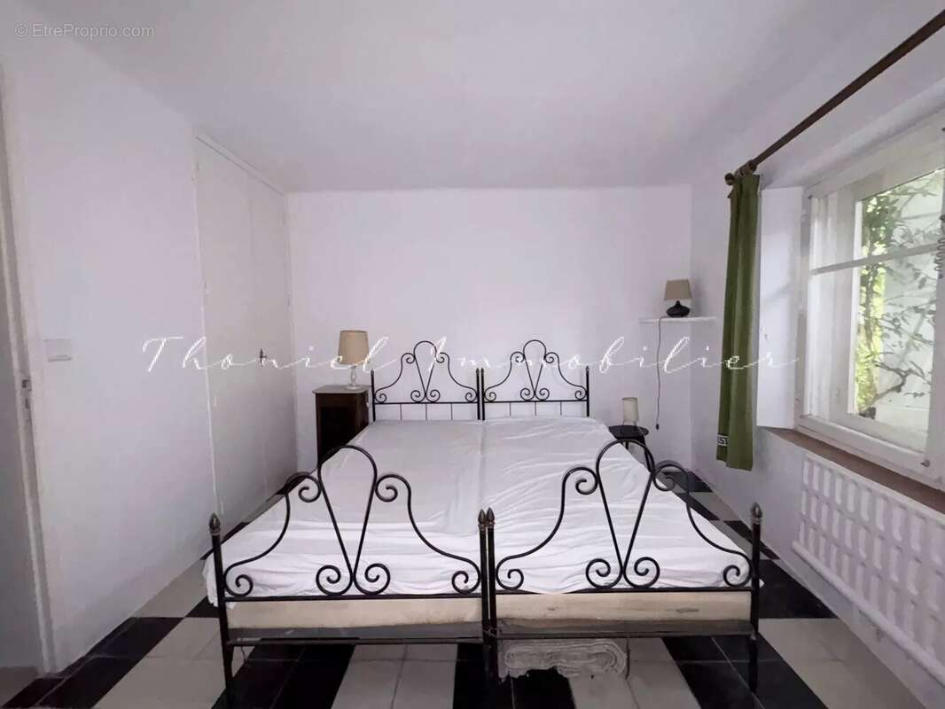 À vendre dans le village de Grimaud : Ensemble de deux maisons de village à rénover, avec terrasse et jardinet - photo 11