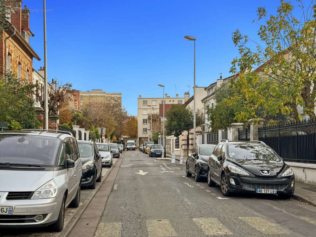 COURBEVOIE 92, Rue Hoche - Maison familiale avec jardins de 111m2 habitables + plus de 52m2 d'annexes (garage - photo 4
