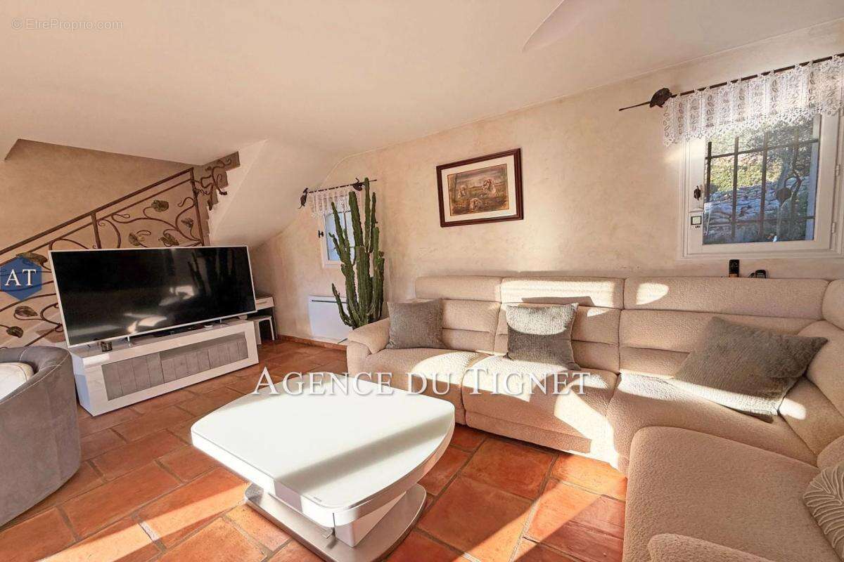 Maison à SAINT-CEZAIRE-SUR-SIAGNE