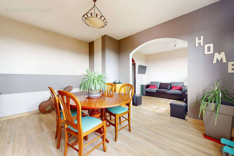 CORBAS T4 traversant de 90 m2 au dernier étage avec vue dégagée, balcon et parking - photo 3