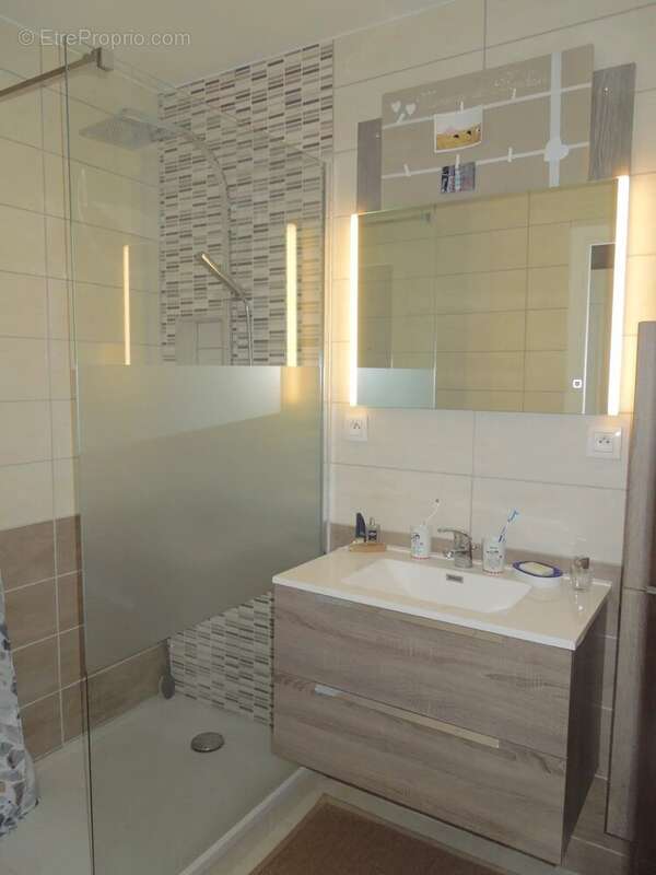 Troyes centre, au 2ème étage avec ascenseur d'une résidence sécurisée, agréable Appartement traversant type IV - photo 6