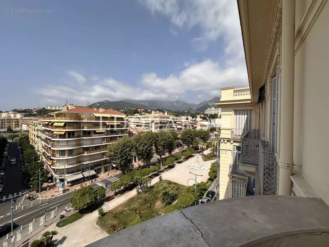 Vaste trois pièces à vendre avec belle vue sur la ville jusqu’à la mer, en plein centre de Menton - photo 23