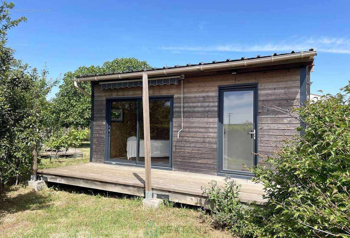 Belle propriété de 325² avec jardin de 3 660m² et dépendances - photo 6