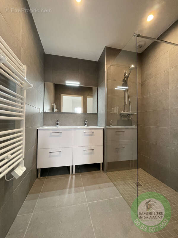 Appartement à LA TOUR-DE-SALVAGNY