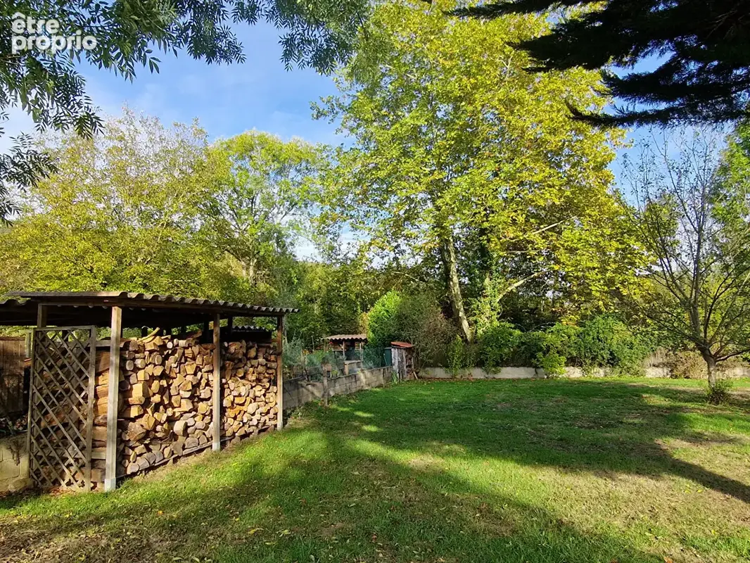 Villa dans village avec commerces , piscine , beau terrain bordé par une rivière - photo 22