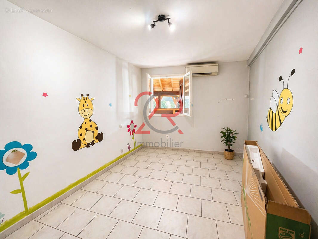 Maison familiale au calme, avec volumes rares et fort potentiel - photo 11