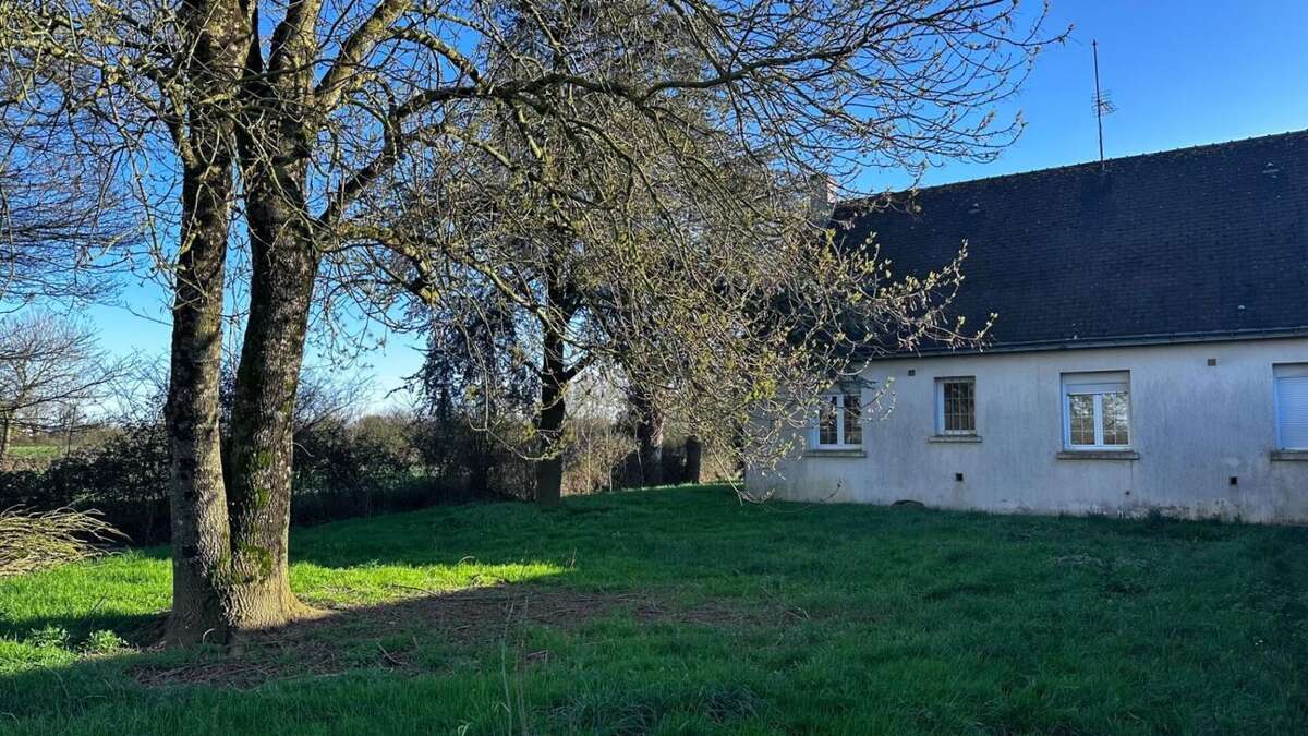 Maison à SAINT-JULIEN-DE-VOUVANTES