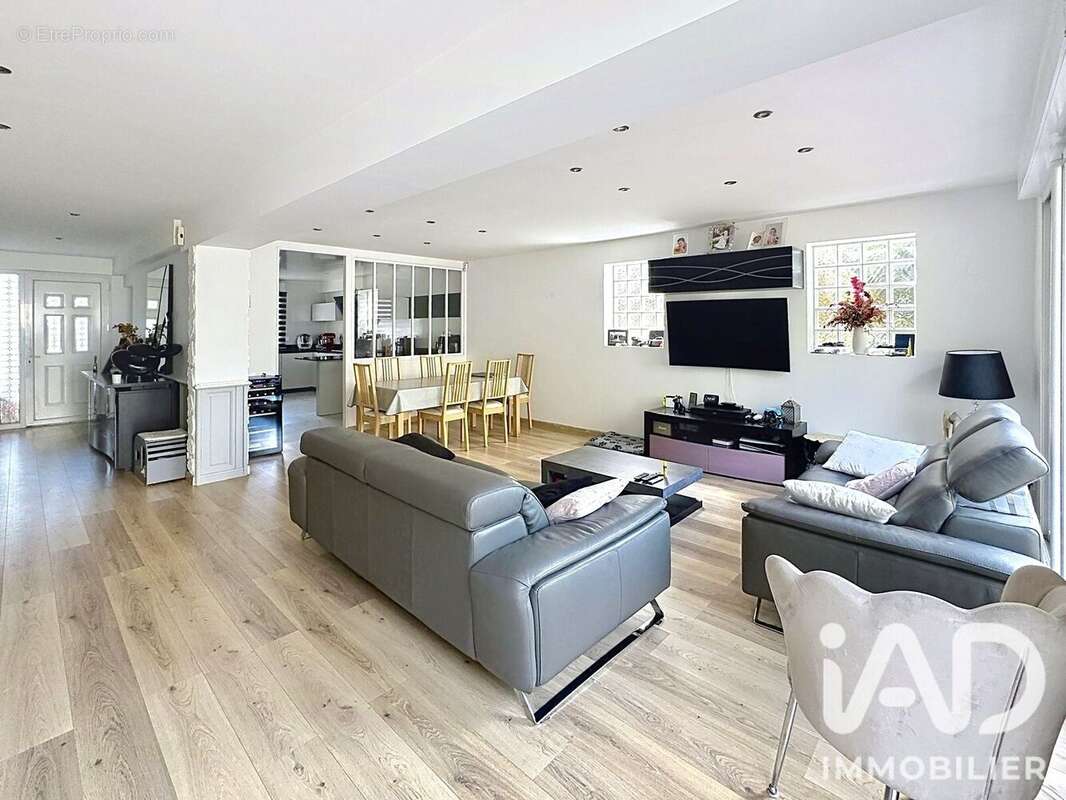 Maison 178 m² à La Ville-Du-Bois  - photo 3
