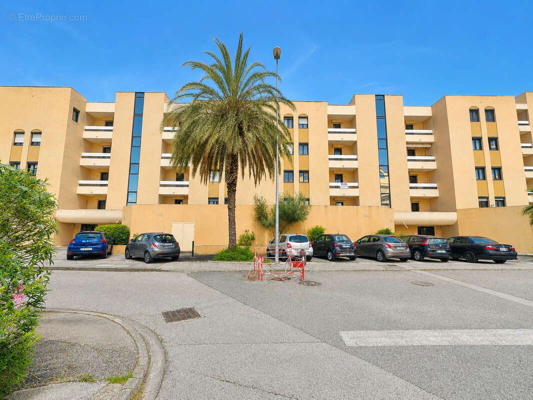 URGENT  T3 + très grand/double garage fermé - photo 3