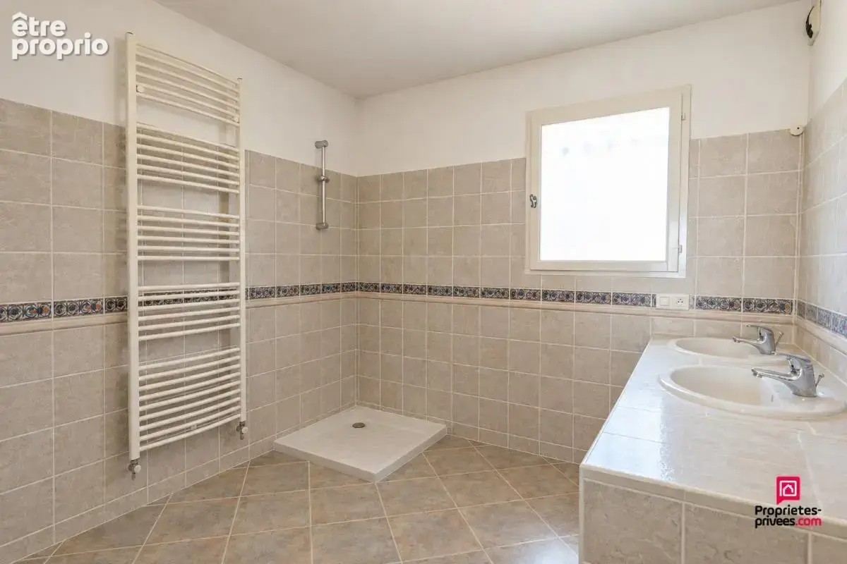 SOLAIZE - Maison de caractère avec sous-sol et terrain piscinable - photo 12