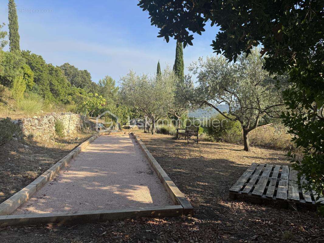 À La Roquebrussanne ( 83136), maison de charme dans un écrin de nature avec panorama exceptionnel, grand terrain et piscine - photo 6