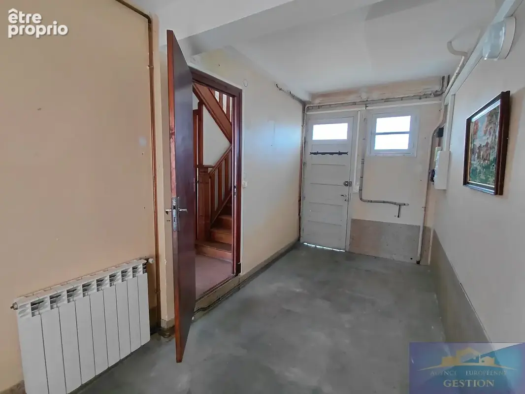 Maison mitoyenne élevée sur deux niveaux avec jardin et dépendances - photo 4