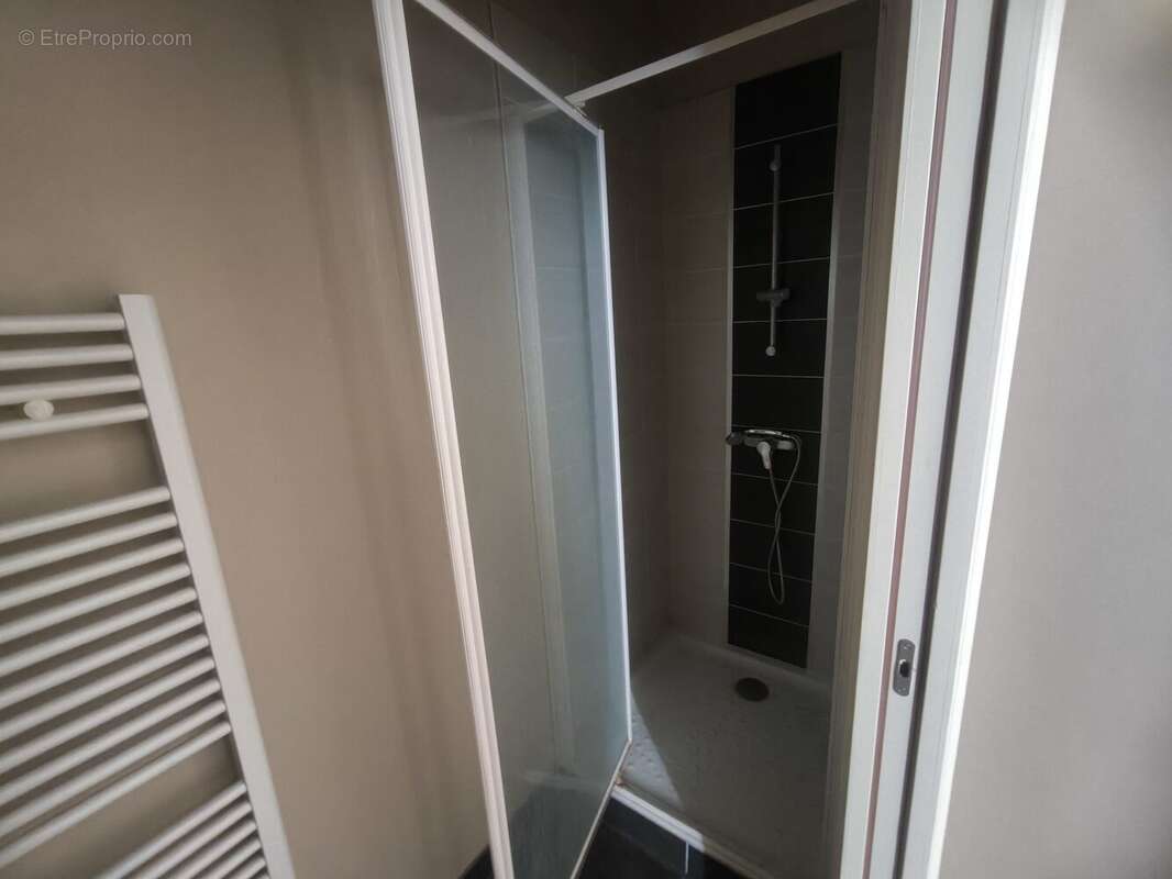 SALLE D&#039;EAU - Appartement à NIMES