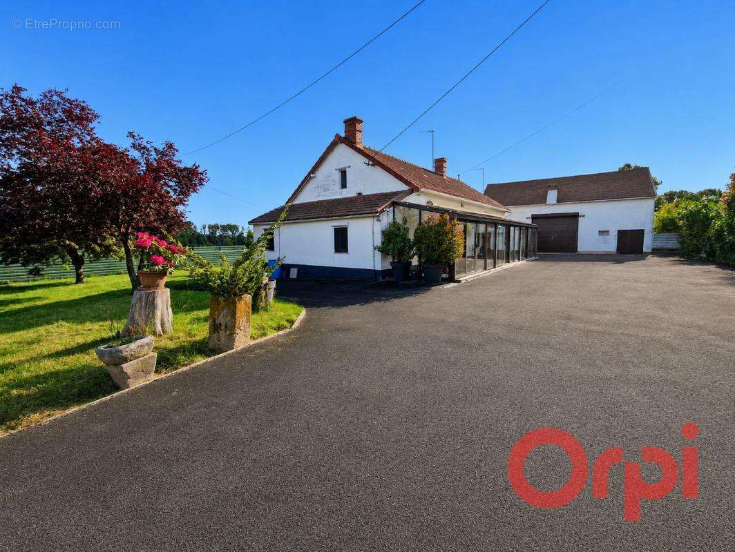 Maison à LURCY-LEVIS