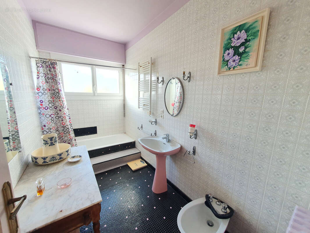 À Hagetmau, Maison d'habitation de 6 pièces - photo 6