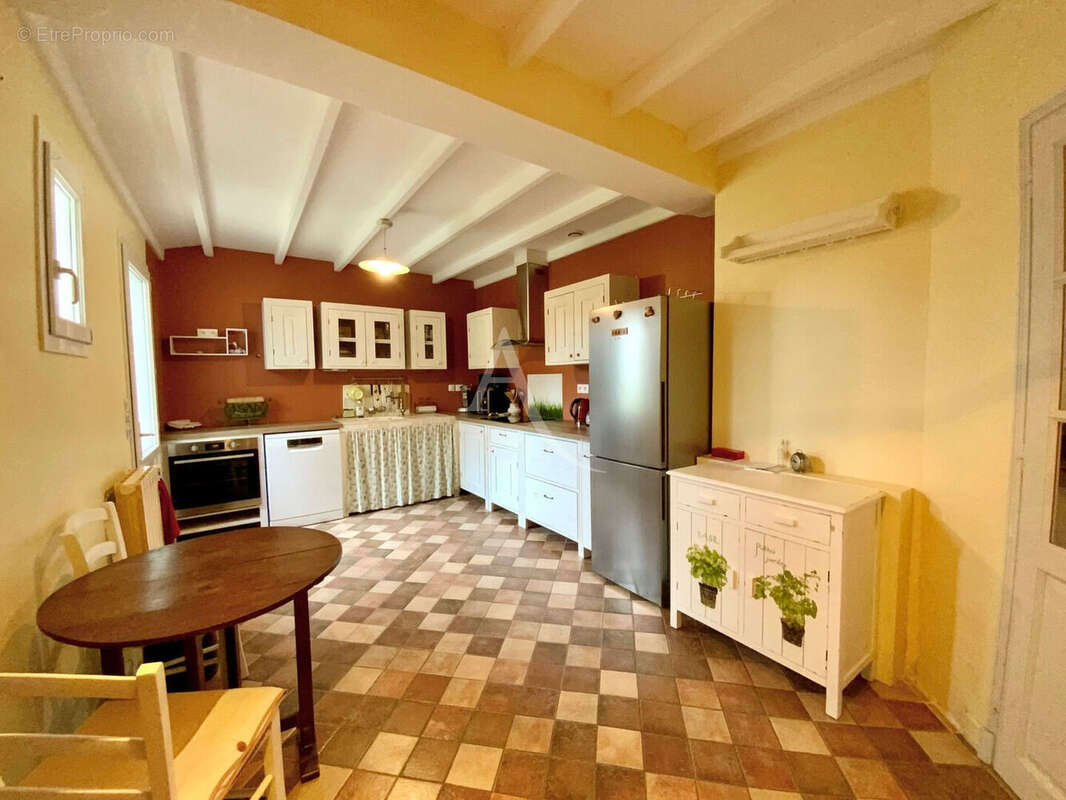 Maison de Ville avec Dépendances et Jardin - Jonzac Centre - photo 5
