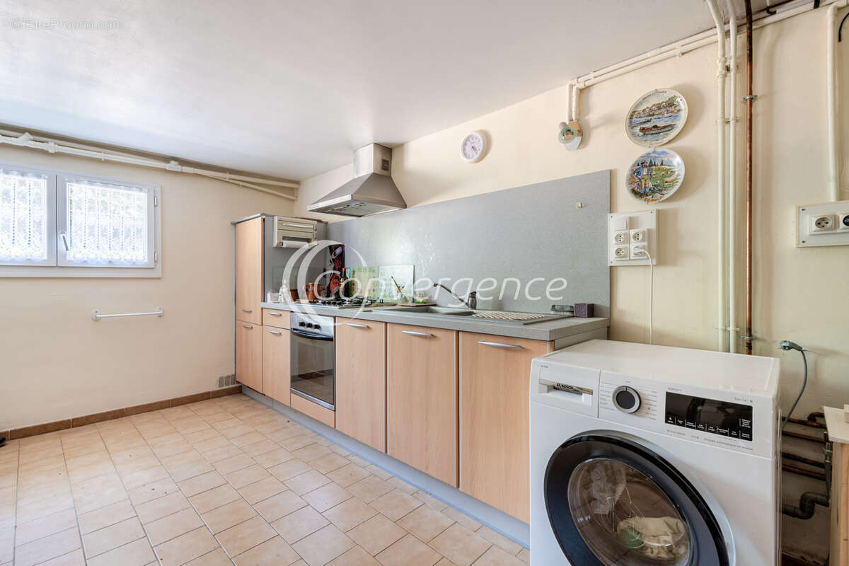 Maison de plain-pied de 105m2 avec garages, jardin et dépendances - photo 12