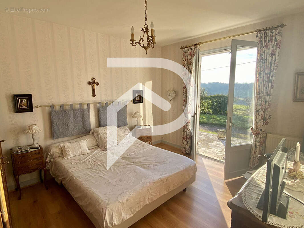 Maison à SAINT-SULPICE-DE-ROUMAGNAC