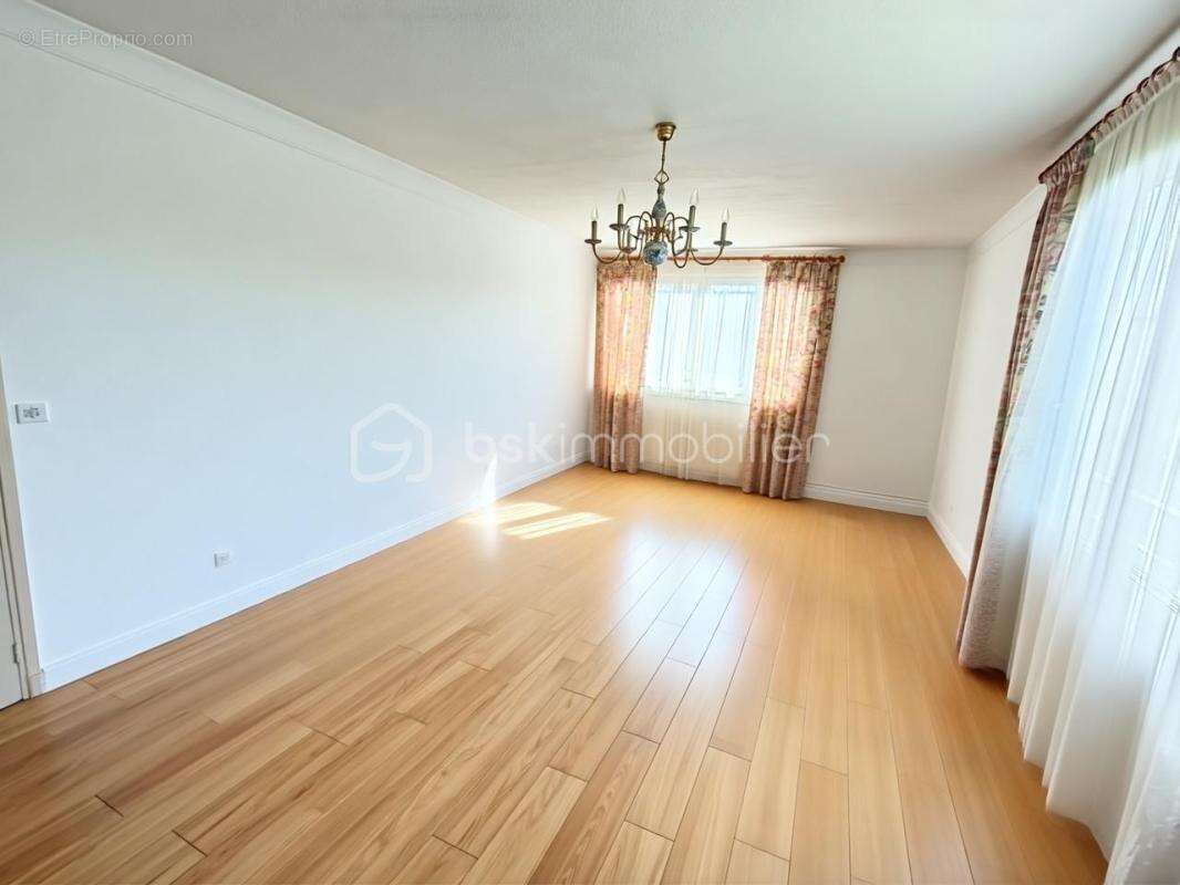 Appartement à SAINTE-GENEVIEVE-DES-BOIS