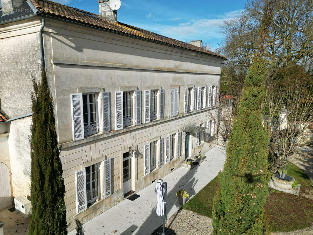 Maison à SAINT-JEAN-D'ANGELY