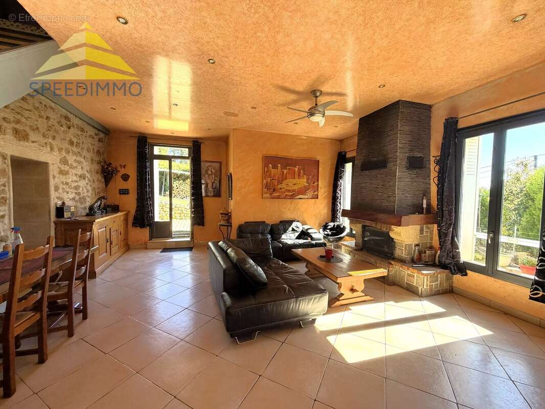 Maison à MANDRES-LES-ROSES