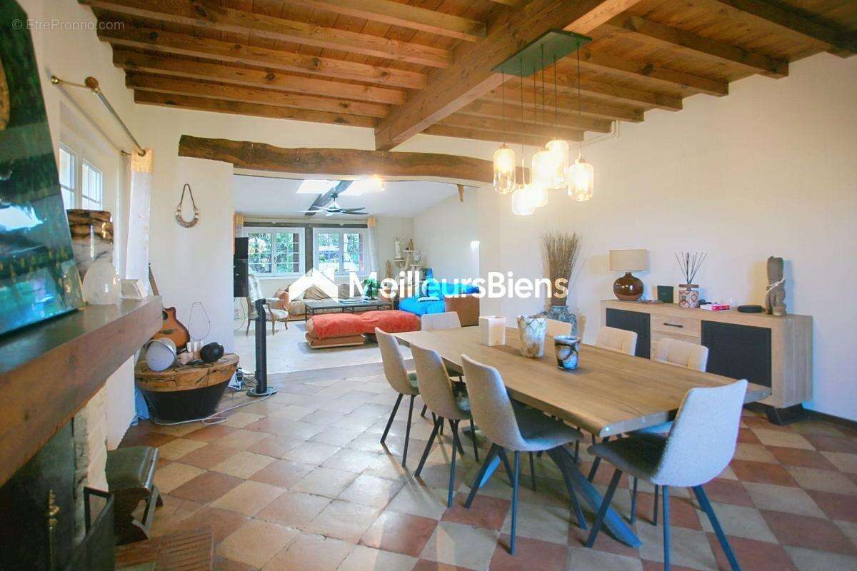 Maison à SAINT-MORILLON