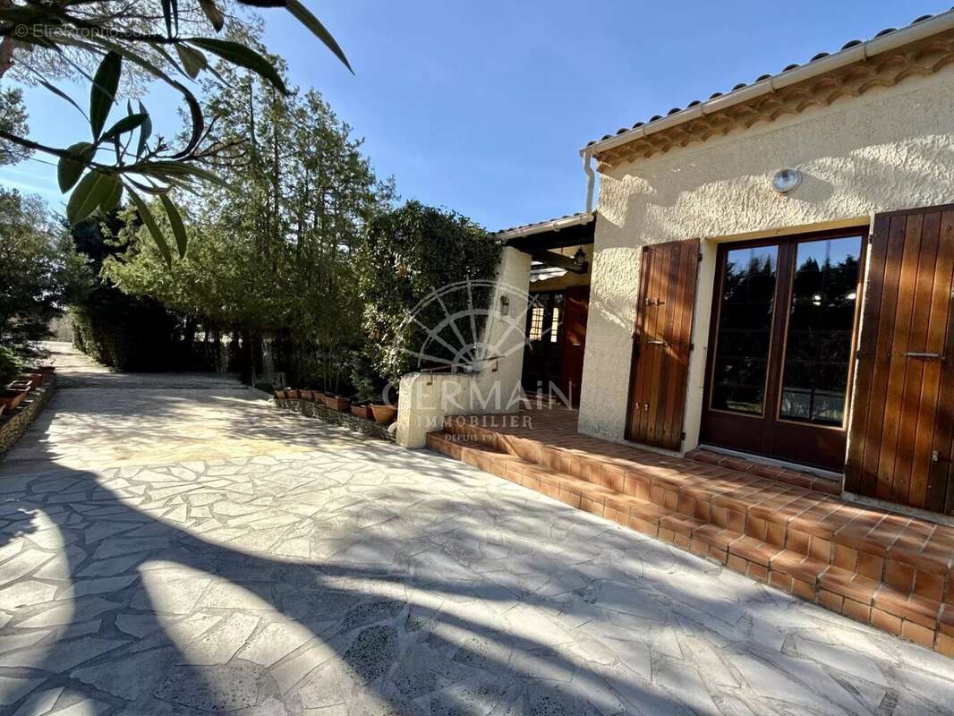 L’Isle-sur-la-Sorgue – Maison familiale avec jardin, garage et terrain piscinable - photo 13