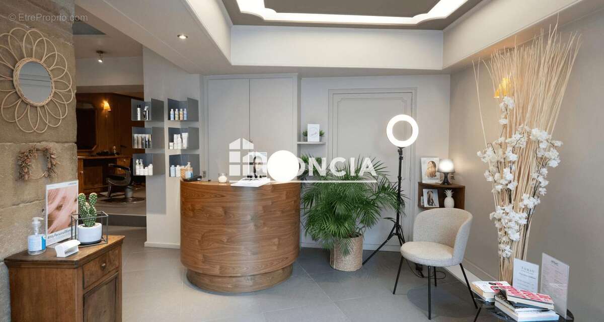 TOURNON centre, murs d’un beau local commercial occupé par un salon de coiffure, vendus loués - photo 3