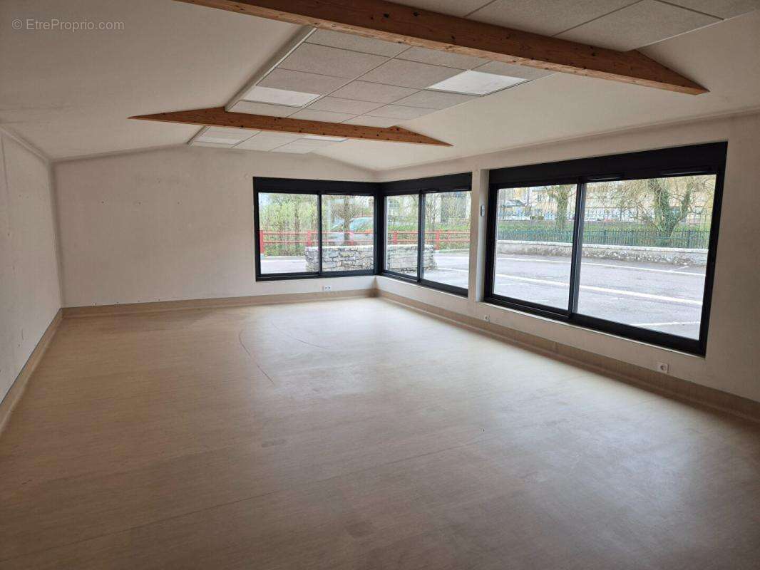 Maison plain pied de 280 m2 sur 613 m2 de terrain clos avec piscine couverte - photo 4