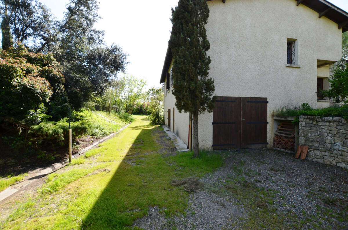 Maison Cote Side of House