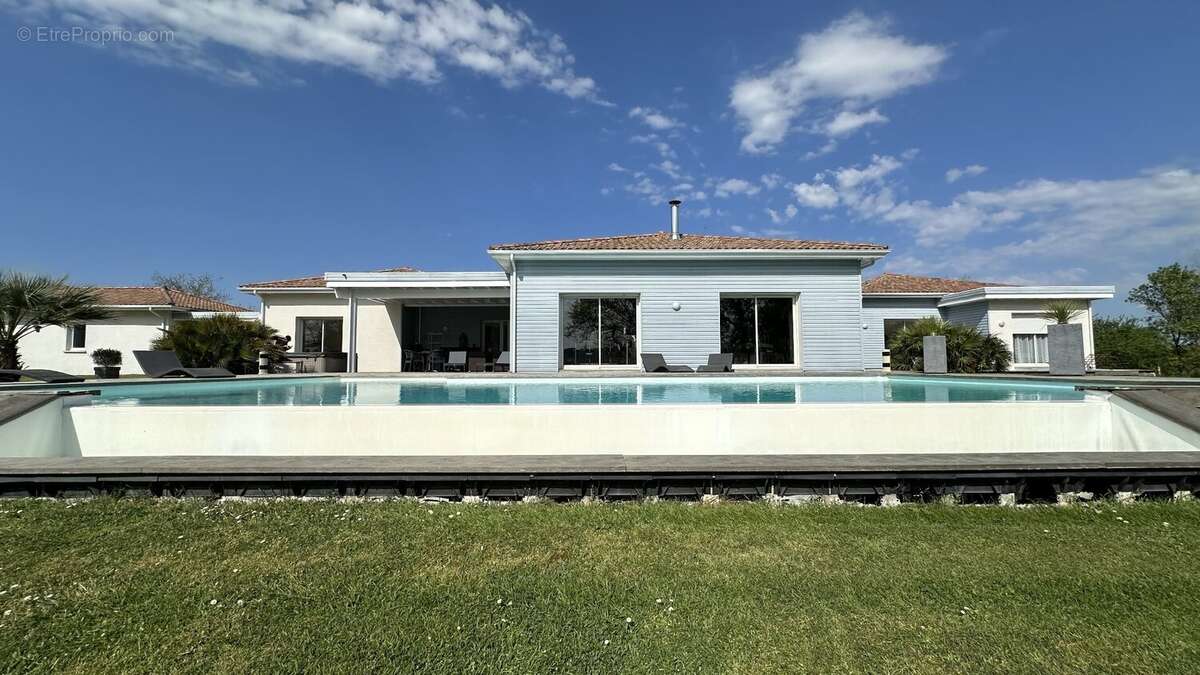 Lieu exceptionnel pour cette villa d'architecte de type 7 pièces de 266 m2 avec piscine - photo 3