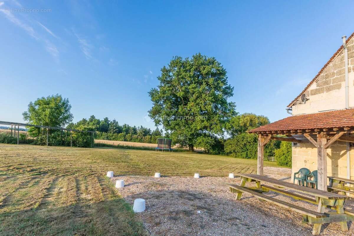Maison plus 4 gîtes à La Chartre sur le Loir - photo 4