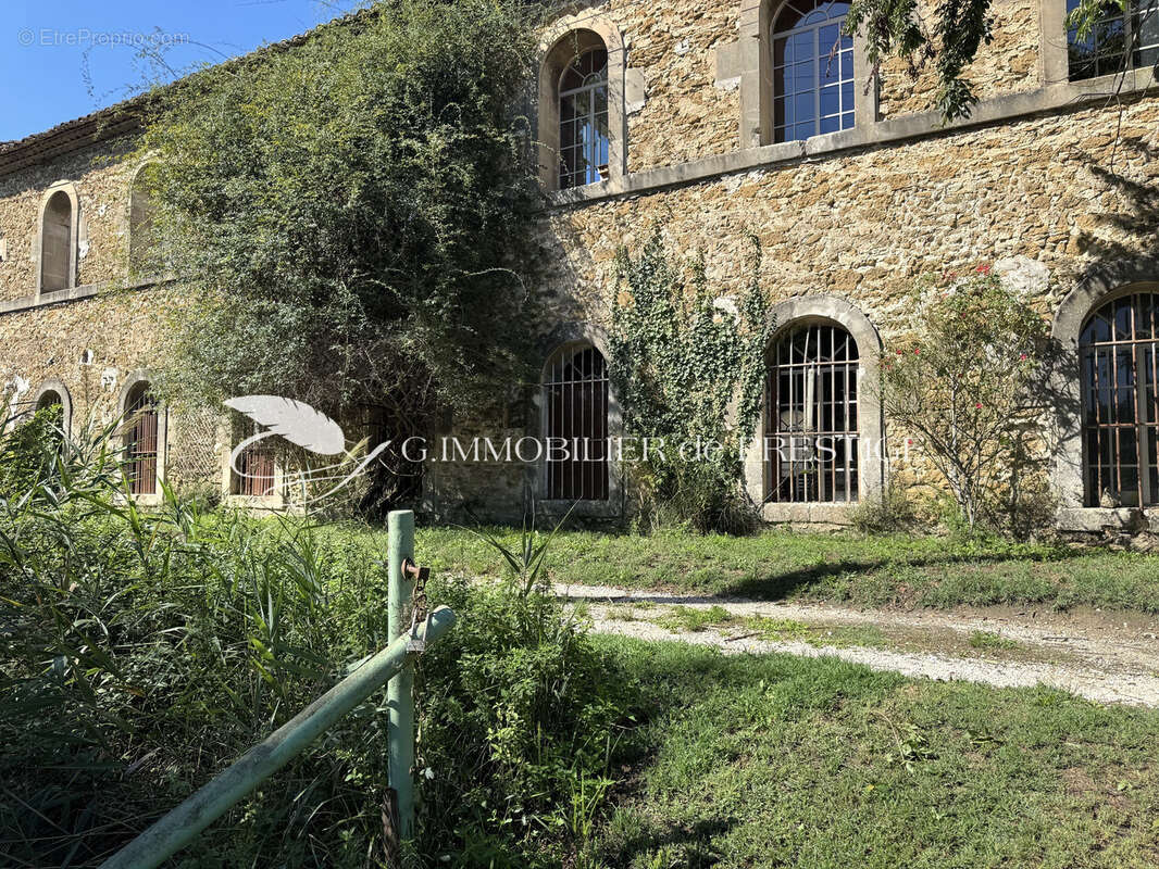 Maison à ENTRAIGUES-SUR-LA-SORGUE