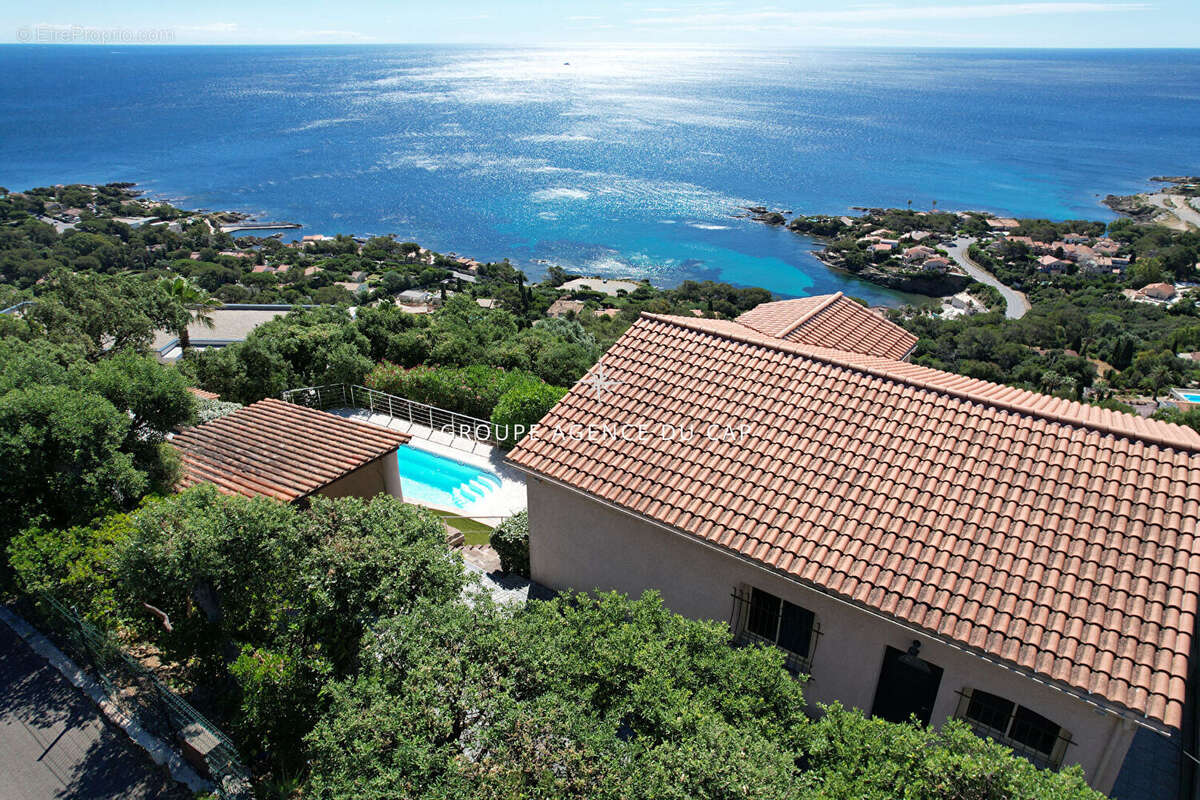 A vendre villa "beaumont" 4 chambres 2 appartements piscine parkings aux issambres - photo 2